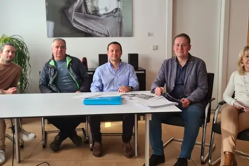 (Im Bild aus Vor-Pandemiezeit v. l.): der Ressortdirektor und Verfahrensverantwortliche Davide Gemmellaro, Geologe Claudio Carraro, Luca Cardinali, Landesrat Massimo Bessone und die stellvertretende Direktorin im Amt für Verwaltungsangelegenheiten, Maria Pia Nigro (Foto: LPA/Anna Pitarelli)