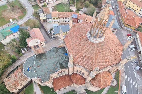 Eine Fläche von rund 400.000 Quadratmetern Dachfläche war durch tennisballgroße Hagelkörner zerschlagen worden. (Luftaufnahme Mortegliano: LPA/Berufsfeuerwehr Bozen)
