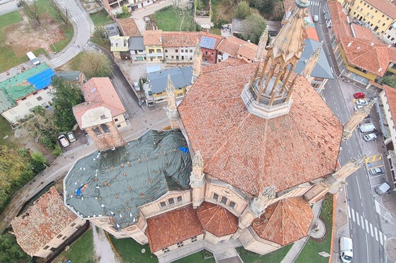 Eine Fläche von rund 400.000 Quadratmetern Dachfläche war durch tennisballgroße Hagelkörner zerschlagen worden. (Luftaufnahme Mortegliano: LPA/Berufsfeuerwehr Bozen)