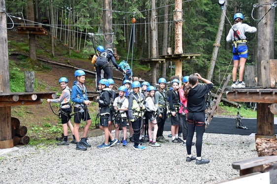 Klettern im Hochseilgarten war ebenfalls Teil des Programms im EuregioSportCamp. (Foto: Land Tirol/Hörmann)
