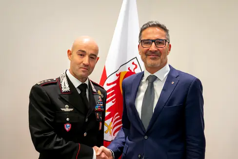 Oberst Raffaele Rivola hat heute (14. Oktober) dem Landeshauptmann Arno Kompatscher, im Landhaus 1 einen Abschiedsbesuch abgestattet. Er wechselt nach Rom. (Foto: LPA/Fabio Brucculeri)