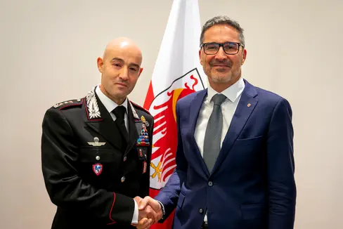 Oggi (14 ottobre), a Palazzo Widmann, il colonnello Raffaele Rivola ha fatto una visita di congedo al presidente della Provincia autonoma di Bolzano, Arno Kompatscher. (Foto: USP/Fabio Brucculeri)