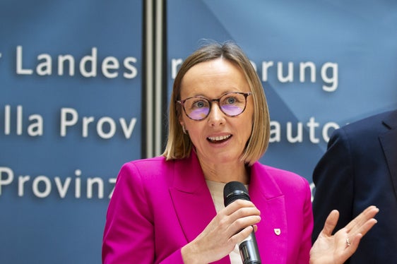 Wir haben für die Straßenwärter und Straßenwärterinnen die Zulagen erhöht, die Nutzung der Essensgutscheine erleichtert, das Berufsbild vereinheitlicht und die Anforderungen angepasst, um motivierten Bewerberinnen und Bewerbern den Einstieg zu erleichtern, sagt Personallandesrätin Magdalena Amhof. (Foto: LPA/Fabio Brucculeri)