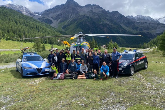 Verschiedene Einsatzkräfte haben die 14 Mädchen und Buben während des Jugendcamps des Zivilschutzes in Sulden aus der Nähe kennengelernt, im Bild mit dem Hubschrauber der Finanzwache, Staatspolizei, Carabinieri (Foto: LPA/Zivilschutz im Weißen Kreuz)