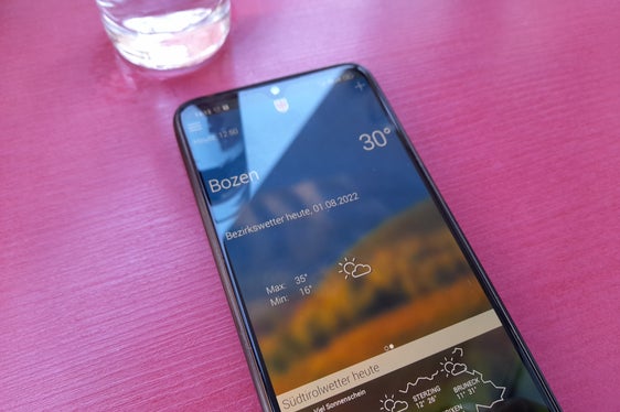 Bis zu 35 Grad (im Bild ein Blick auf die App Wetter Südtirol des Landeswetterdienstes heute mittags) werden für heute im Großraum Bozen erwartet, in den kommenden Tagen werden es noch mehr. Das Landeswarnzentrum informiert täglich über Wetterphänomene und Naturereignisse mit dem Warnlagebericht und bewertet ihr Gefahrenpotential. (Foto: LPA/Maja Clara)