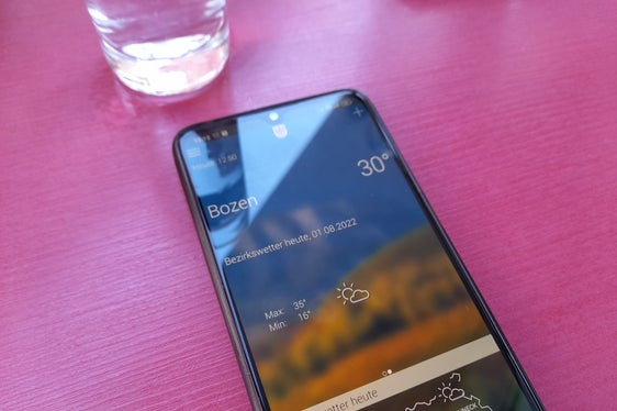 Bis zu 35 Grad (im Bild ein Blick auf die App Wetter Südtirol des Landeswetterdienstes heute mittags) werden für heute im Großraum Bozen erwartet, in den kommenden Tagen werden es noch mehr. Das Landeswarnzentrum informiert täglich über Wetterphänomene und Naturereignisse mit dem Warnlagebericht und bewertet ihr Gefahrenpotential. (Foto: LPA/Maja Clara)