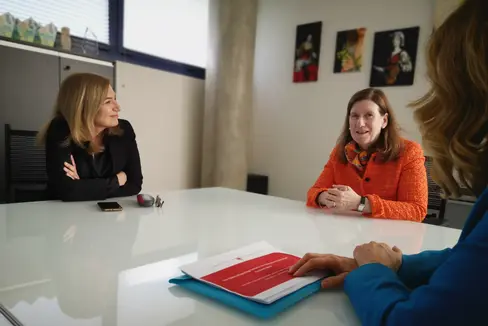Generalkonsulin Susanne Welter (Mitte) mit Laura Cocciardi und Inspektorin Verena Mitterer (Foto: LPA/Luca Ciprari)