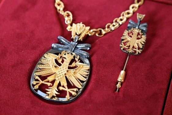 Das Ehrenzeichen ist eine der höchsten Auszeichnungen des Landes Tirol. (Foto: Land Tirol/Frischauf Bild)