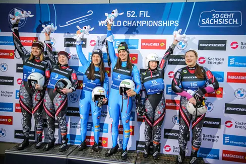 Marion Oberhofer und Andrea Vötter (Mitte) haben bei der Kunstbahnrodel-WM in Altenberg in Deutschland die Goldmedaille im Sprint der Doppelsitzer erlangt. (Foto: International Luge Federation)