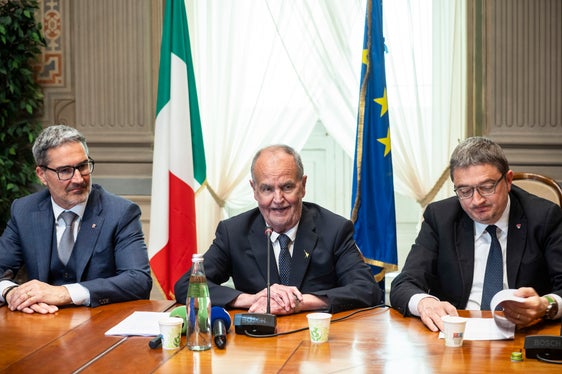 Il 14 maggio a Roma, il presidente della Provincia Arno Kompatscher (da sinistra), il ministro Roberto Calderoli e il presidente della Provincia di Trento Maurizio Fugatti hanno risposto alle domande dei giornalisti. (Foto: USP/Ivo Corrà)