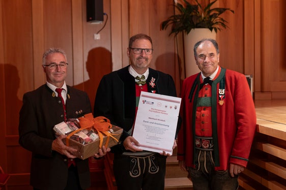 Geehrt für die sechsmalige Leitung des Euregio-Jugendblasorchesters: Meinhard Windisch (Bildmitte) mit Elmar Juen, Obmann des Blasmusikverbands Tirol (links) und Pepi Ploner, Präsident des Verbandes Südtiroler Musikkapellen (rechts). (Foto: LPA/Tiberio Sorvillo)
