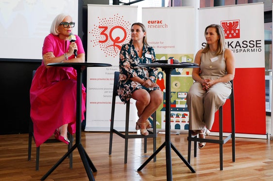 Drei Frauen am Podium: Nadia Mazzardis (von links, Vize-Präsidentin Landesbeirat für Chancengleichheit), Ulrike Oberhammer (Präsidentin Landesbeirat für Chancengleichheit) und Katrin Trafoier (Präsidentin der Fachgruppe Eventdienstleister und Veranstalter im Wirtschaftsverband hds). (Foto: Eurac Research/Sabine Jacob)