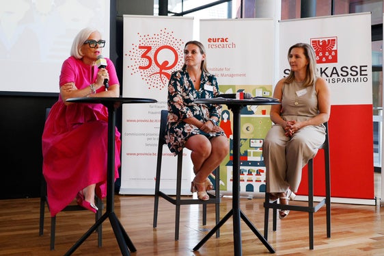 Tre donne sul podio: Nadia Mazzardis, Ulrike Oberhammer e Katrin Trafoier. (Foto: Eurac Research/Sabine Jacob)