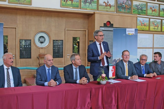 Der Präsident der Betreibergesellschaft Merano Galoppo, Giovanni Martone, Gemeindereferent Nerio Zaccaria, Bürgermeister Dario Dal Medico, Landeshauptmann Arno Kompatscher, Landesrat Massimo Bessone, der Generalsekretär des Landes, Eros Magnago, und Ratsvorsitzender Christoph Mitterhofer. (Foto: Gemeinde Meran/Stefano Bolognesi)
