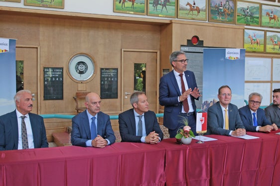 Der Präsident der Betreibergesellschaft Merano Galoppo, Giovanni Martone, Gemeindereferent Nerio Zaccaria, Bürgermeister Dario Dal Medico, Landeshauptmann Arno Kompatscher, Landesrat Massimo Bessone, der Generalsekretär des Landes, Eros Magnago, und Ratsvorsitzender Christoph Mitterhofer. (Foto: Gemeinde Meran/Stefano Bolognesi)