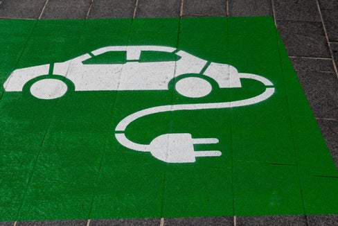 50 Prozent der Neuzulassungen 2030 sollen laut Klimaplan des Landes auf Elektrofahrzeuge entfallen: Das neue Maßnahmenpaket zur Förderung der E-Mobilität in Südtirol soll helfen, dieses Ziel zu erreichen. Vorgestellt wird es am 27. Februar in Bozen. (Foto: Unsplash - Das Bild darf nur in Zusammenhang mit dieser Pressemitteilung verwendet werden)