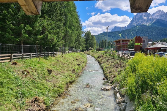 Vor Beginn der Arbeiten der Wildbachverbauung wurde das Ufergehölz entlang des Mittellaufs des Sextnerbachs abgeholzt. (Foto: LPA/Landesamt für Wildbach- und Lawinenverbauung Ost in der Agentur für Bevölkerungsschutz)