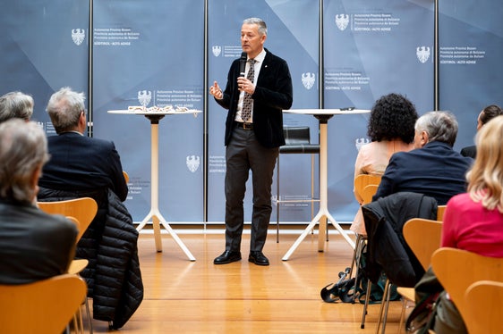 Diese Erfolge sind das Ergebnis von guter Vereinsarbeit, Talentförderung und engagierten Familien. Der Breitensport bildet die Grundlage, aus der Spitzensportlerinnen und Spitzensportler hervorgehen und als Vorbilder für junge Menschen wirken, betonte Brunner. (Foto: LPA/Fabio Brucculeri)