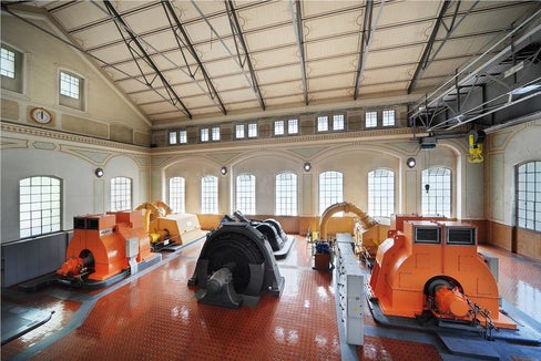La sala macchine dell'impianto idroelettrico di Prati di Vizze: i fondi ambientali provenienti dal rispettivo impianto sono stati ripartiti fino al 2028 da parte della Giunta provinciale. Circa 1,39 milioni di euro saranno destinati a progetti ambientali sul territorio. (Foto: USP/Alperia SpA)