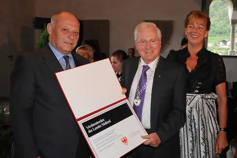 Helmuth Kritzinger (al centro) ha ricevuto il Grande ordine di merito della Provincia autonoma di Bolzano il 5 settembre 2011. Nella foto con l'allora presidente Luis Durnwalder e l'assessora provinciale Sabina Kasslatter Mur (Foto: ASP)