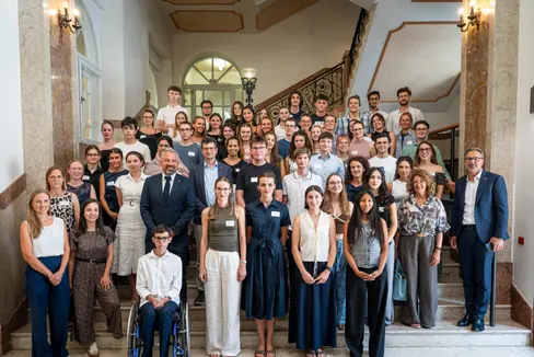 Gruppenfoto der Sommerpraktikantinnen und Sommerpraktikanten der Landesverwaltung mit Landeshauptmann Arno Kompatscher beim Praktikantentreffen im Landhaus 1 in Bozen. (Foto: LPA/Fabio Brucculeri)
