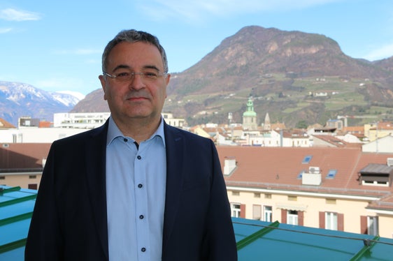 Luca Critelli steht dem Ressort Wohnen, Sicherheit und Gewaltprävention vor. (Foto: LPA/Carmen Kollmann)