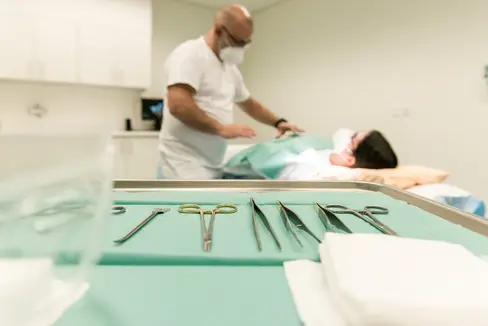 Chi desidera completare la propria formazione specialistica all'estero può candidarsi fin da subito per i posti finanziati dalla Provincia autonoma di Bolzano. Sono disponibili specializzazioni in settori quali anestesia, chirurgia, radiologia, medicina interna, oftalmologia, pediatria, psichiatria, urologia e ginecologia. (Foto: USP/Claudia Corrent)