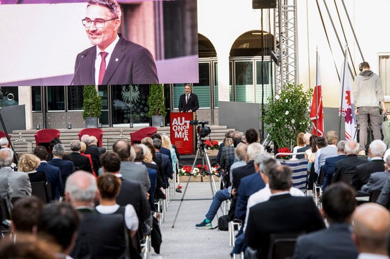 Viele Ehrengäste und Wegbegleiter Magnagos wohnten der Feierstunde am Magnago-Platz bei. (Foto: LPA/Ivo Corrà)