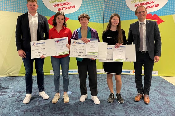 Sieger Klassische Rede Oberschule (v. l.): Philipp Tarfusser (Südtiroler Jugendring), 2. Platz, Olivia Kaufmann, 1. Platz Andreas Kofler, 3. Platz Julia Hofer, Hannes Wieser (Vertriebsdirektor Volksbank) (Foto: LPA/Deutsche Bildungsdirektion)