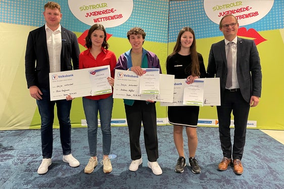 Sieger Klassische Rede Oberschule (v. l.): Philipp Tarfusser (Südtiroler Jugendring), 2. Platz, Olivia Kaufmann, 1. Platz Andreas Kofler, 3. Platz Julia Hofer, Hannes Wieser (Vertriebsdirektor Volksbank) (Foto: LPA/Deutsche Bildungsdirektion)
