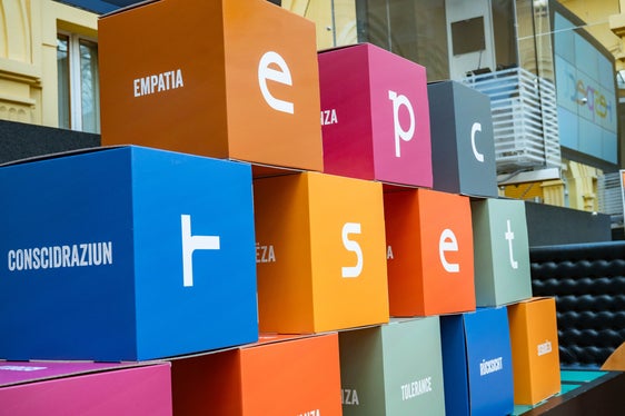 “Rispetto” a caratteri cubitali: questo è ciò che la Giunta provinciale punta ad ottenere con la sua nuova campagna di comunicazione, che è stata presentata oggi a Palazzo Widmann. (Foto: USP/Greta Stuefer)