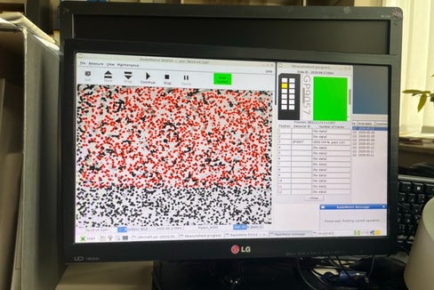 Analisi tramite microscopio ottico di un dosimetro che ha analizzato un locale ad alta concentrazione di radon. (Forto: USP: Laboratorio Analisi aria e radioprotezione)