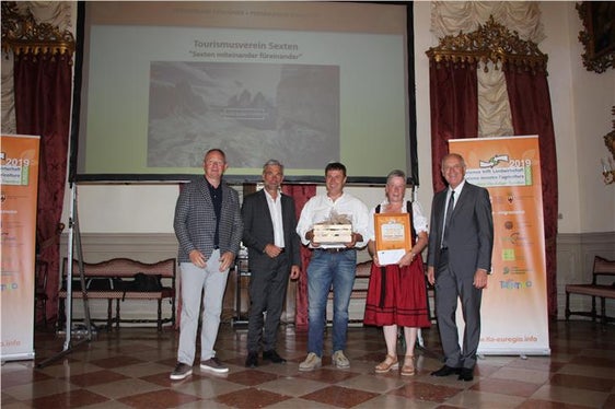 LR Arnold Schuler (2° da sinistra) alla cerimonia di premiazione 2019 con una squadra vincente, nonché il presidente di HGV Manfred Pinzger (1° da sinistra) e il presidente dell'Unione Agricoltori Leo Tiefenthaler (a destra).