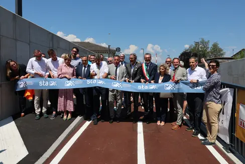 Die neue Unterführung in St. Jakob verbindet Leifers und Bozen direkt mit dem Flughafen und der Industriezone. Radfahrende, Fußgängerinnen und Fußgänger sowie Bussen können in der Unterführung sicher unterwegs sein. Zudem gilt die Unterführung als wichtiger Knotenpunkt für nachhaltige Mobilität. Im Bild der Banddurchschnitt bei der Eröffnung der Infrastruktur. (Foto: LPA/Ingo Dejaco)