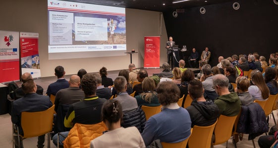 Il presidente della Provincia Arno Kompatscher nella sala del NOI Techpark davanti a esperti provenienti da tutti i territori dell'Euregio: “Con i prodotti Digiway, l'escursionismo oltre i confini nazionali diventa più sicuro”. (Foto: USP/Daniel von Johnston)