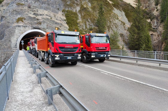 Test zur Tragfähigkeit: Die Brücken auf Südtirols Straßen werden regelmäßig einer Belastungsprobe mit Schwerfahrzeugen unterzogen. (LPA/Brückendienst in der Landesabteilung Tiefbau)