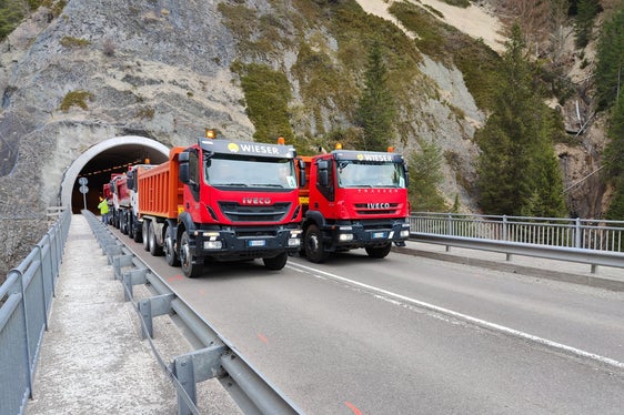 Test di portata: i ponti sulla rete viabilistica altoatesina vengono regolarmente sottoposti a prove di carico con veicoli pesanti. (Foto: ASP/Servizio Ponti della Ripartizione provinciale Infrastrutture)