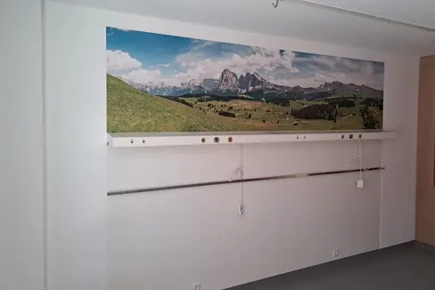 Dopo la ristrutturazione (nella foto: una stanza durante i lavori), nell'edificio storico dell'Ospedale di Bolzano le moderne camere a due letti con bagno indipendente sostituiscono le precedenti camere a quattro letti con bagno in comune. (Foto: Ufficio Governo sanitario)