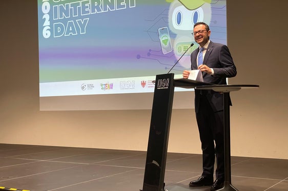 Il vicepresidente Marco Galateo durante il suo intervento al Safer Internet Day: Questo percorso ha permesso negli ultimi sei anni a oltre 3300 giovani di sviluppare competenze utili per orientarsi in modo critico e consapevole nel mondo digitale. (Foto: USP)