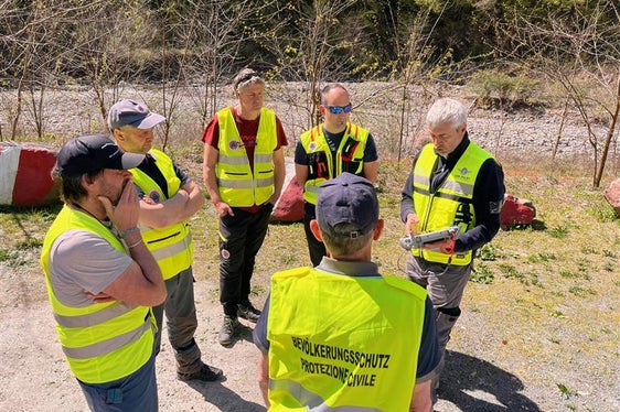 Dal 2021 è in vigore una nuova normativa europea sui droni che unifica le leggi per i veicoli aerei senza equipaggio. Nella foto, un tecnico dell'Agenzia per la Protezione civile durante la formazione per il pilotaggio di droni.
(Foto: USP/Centro funzionale provinciale)