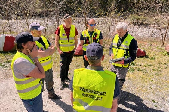 Dal 2021 è in vigore una nuova normativa europea sui droni che unifica le leggi per i veicoli aerei senza equipaggio. Nella foto, un tecnico dell'Agenzia per la Protezione civile durante la formazione per il pilotaggio di droni.
(Foto: USP/Centro funzionale provinciale)