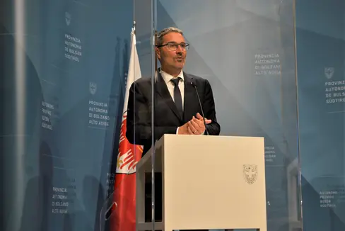 Il presidente Arno Kompatscher ha spiegato funzioni e ruolo della Cabina di regia provinciale. (Foto: ASP/Michela Antino)