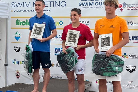 Bei der Prämierung des Bewerbes Best of five - Kategorie allgemeine Klasse (v.l.): Christian Serra (2001 Team Rovereto, 1. Platz Männer), Samantha Ortler (Sportclub Meran, 3. Platz Frauen), Tommaso Bortoli (Schwimmclub Brixen, 3. Platz Männer). (Foto: Euregio)