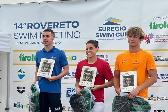 Bei der Prämierung des Bewerbes Best of five - Kategorie allgemeine Klasse (v.l.): Christian Serra (2001 Team Rovereto, 1. Platz Männer), Samantha Ortler (Sportclub Meran, 3. Platz Frauen), Tommaso Bortoli (Schwimmclub Brixen, 3. Platz Männer). (Foto: Euregio)
