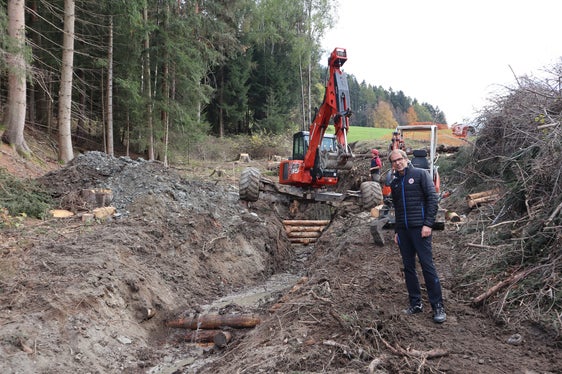 Im Oberlauf des Albionserbaches werden derzeit Holzsperren errichtet. Im Bild: Direktor der Agentur für Bevölkerunsgschutz Klaus Unterweger bei der Baustellenbesichtigung am 26. Oktober (Foto: LPA/Noemi Prinoth)