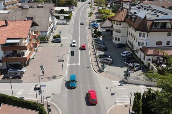 Das Foto zeigt das Ortszentrum von Rabland, das derzeit vom Verkehr geprägt ist. (Foto: LPA/Amt für Infrastrukturen)