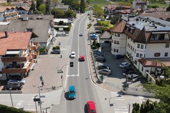 Nella foto: il centro abitato di Rablà che si intende rendere pedonale. (Foto: USP/Ripartizione Infrastrutture)