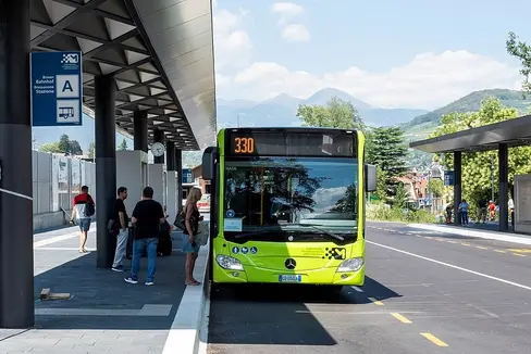 Unter anderem stehen die Bahnhöfe im Fokus des Investitionsprogramms der STA. (Im Bild: Mobilitätszentrums Brixen. Foto: Südtirolmobil/Manuela Tessaro)