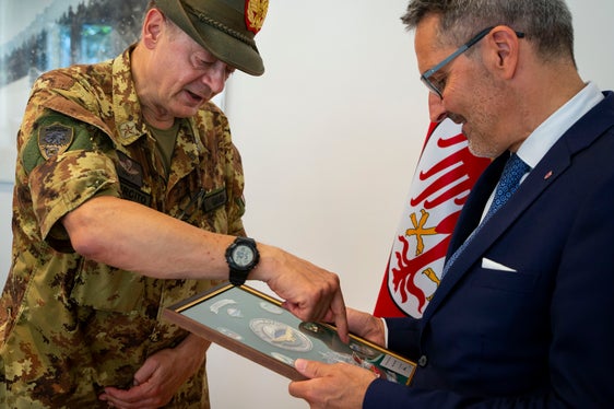 Generalkorpsgeneral Ignazio Gamba erklärt Landeshauptmann Arno Kompatscher die unterschiedlichen Wappen der Fallschirmeinheiten der Alpini (Foto: LPA/ Fabio Brucculeri)
