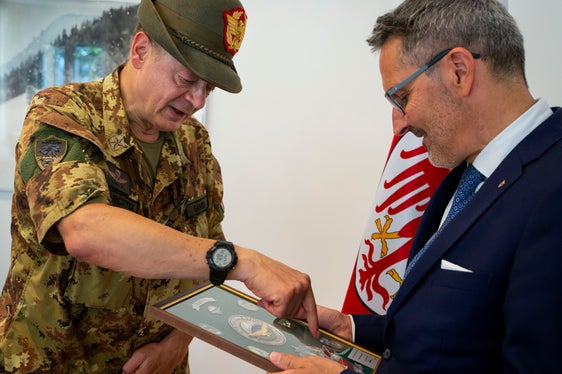 Il generale di C.A. Ignazio Gamba illustra al presidente Arno Kompatscher gli stemmi delle unità degli Alpini Paracadutisti (Foto: ASP/Fabio Brucculeri)